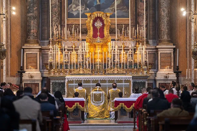 Pohled do presbytáře s Nejsvětější svátostí vystavenou v monstranci nad oltářem během čtyřicetihodinové pobožnosti.