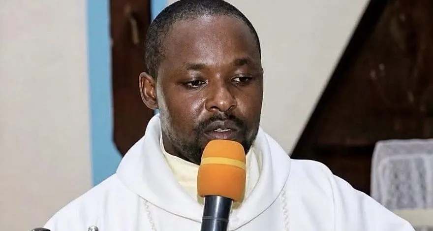 Otec Samuel Opeyemi Oyetoro v albě u ambonu.