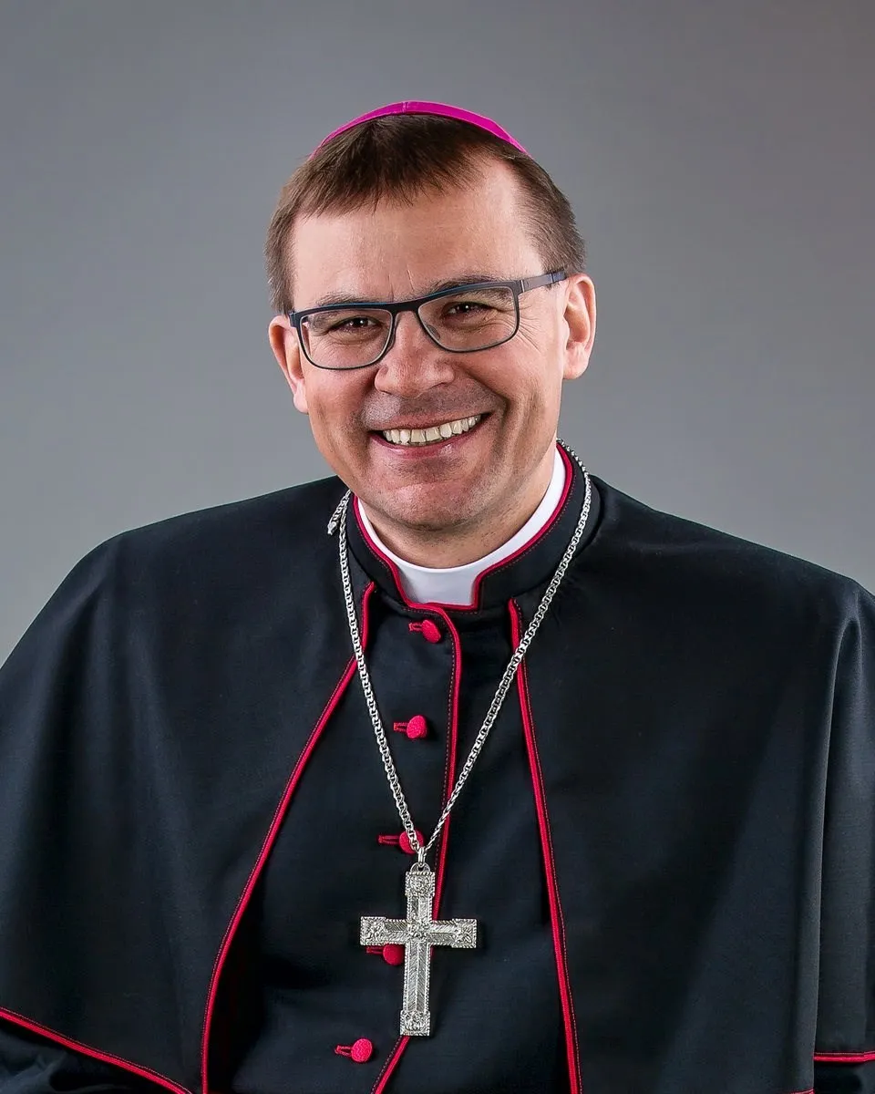 Mons. Tomáš Holub, biskup plzeňský — portrét v černé klerice s pektorálem.